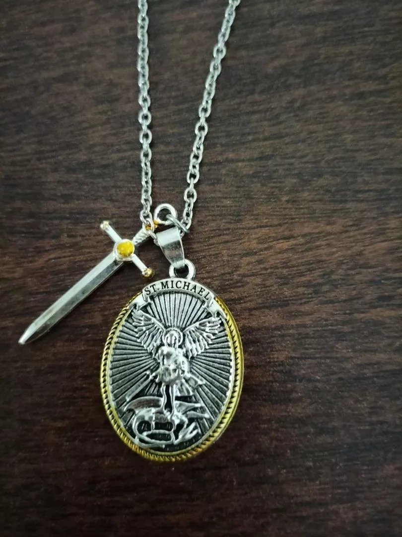 Rafael com colar de São Miguel Arcanjo