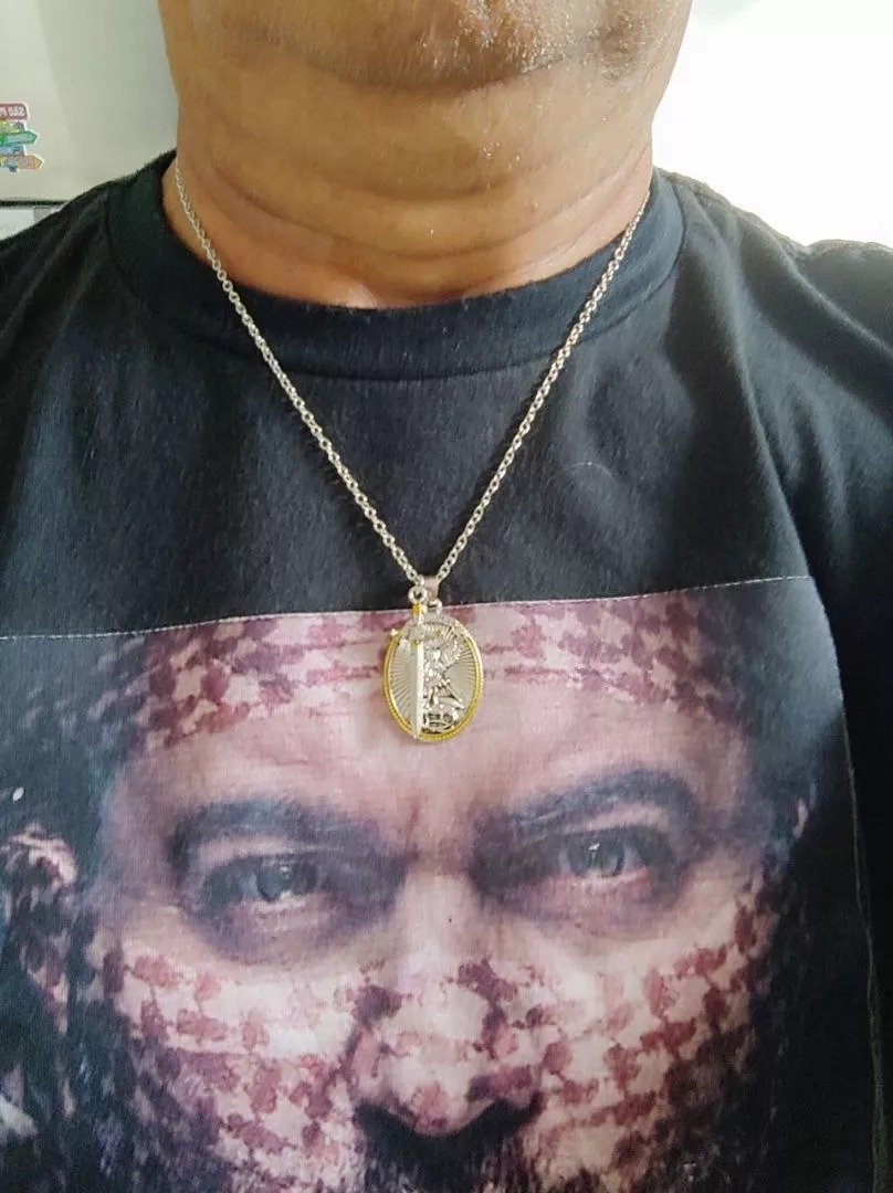 Marcos Vinícius com colar de São Miguel Arcanjo