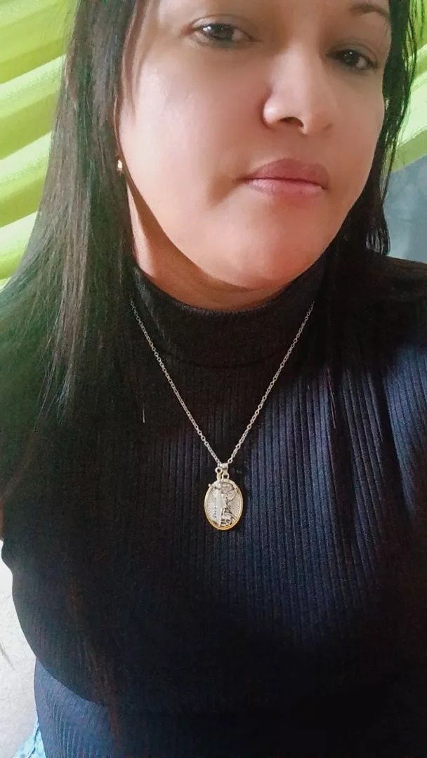 Luciana com colar de São Miguel Arcanjo